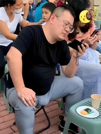 参加幼儿园家长会的爸爸成为全场焦点