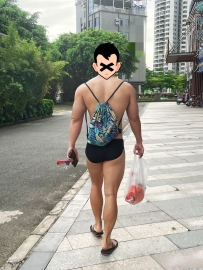 游泳归来的肌肉小哥，身材真好！