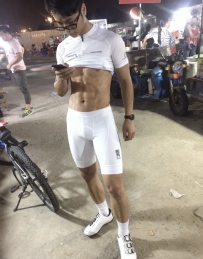 性感的白衣骑行服帅哥